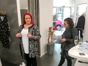 Shoppingbegleitung Cynthia berät Marina (l.) beim Shoppen.