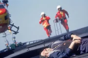 Dr. Harland (Urs Remond) und  Peter Berger (Serge Falck) eilen zum Kapitän (Kalman Hollai). Er ist schwer verletzt, hat es aber noch rechtzeitig geschafft einen Notruf abzusetzen, bevor sein Frachtkahn in Flammen aufgeht.