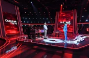 Moderatorin Esther Sedlaczek (r.) mit den Kandidat:innen des Teams "Krimi": Florian Martens (l.) Schauspieler und Stefanie Stappenbeck (2.v.l.), Schauspielerin. Sowie dem Quizprofi Eckhard Freise (M.).