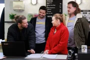 Henry (Maxim Agne, l.) feiert im Beisein von Paco (Milos Vukovic, 2.v.l.), Ronja (Theresa Traser) und David (Diego Seyfarth) einen unverhofften Erfolg.
