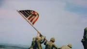 Soldaten platzieren eine amerikanische Flagge