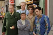 Da sind Atze und die Jungs (v.l.: Waldemar Kobus, Norbert Heisterkamp, Jürgen Mikol, Atze Schröder, Fatih Cevikkollu) aber baff: Bienes neuer Wagen ist ein absoluter Traum-Oldtimer - und eigentlich viel zu schade für "Frauenhände"...