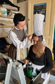 Tradition wird im Bigoudenland in der Bretagne großgeschrieben, so auch das Tragen der berühmten Tracht mit Spitzhaube.