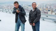 Über den Dächern von Tirana kommt es zwischen Alex (Vinzenz Kiefer, l.), Semir (Erdogan Atalay), Boschko und Silan zum Showdown...