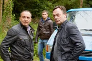 Semir (Erdogan Atalay, l.) und Alex (Vinzenz Kiefer, M.) nähern sich mit Alex' Vater Frank Rickert (Peter Benedict) dem Ort, an dem Alex seine Kindheit verbrachte.