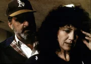 Mark (Victor French, l.) tröstet Lorraine (Jane Daly, r.) nach dem Tod ihres Mannes.
