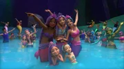 Brooklyn (hi.li.), Malibu (hi.re.), Skipper (hi.mi.), Stacie (vo.re.) und Chelsea (vo.li.) verwandeln sich in Meerjungfrauen, um die Welt von Pacifica zu retten. Bei ihrem Unterwasserabenteuer treffen sie auf neue tierische Freunde und Meerjungfrauen, lernen ihre innere Stärken zu finden und erfahren, wie schwierig es ist, die Welten über und unter Wasser im Gleichgewicht zu halten.
