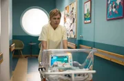 Dr. Ina Schulte (Isabell Gerschke) muss trotz eines bewaffneten Mannes und strengem Regelwerk, die Räume nicht zu verlassen, ein Baby auf die Neonatologie bringen.