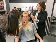 Endspurt bei Alina (M.): Frisur und Make Up werden gemacht.