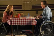 Bonnie (Allison Janney, l.); Adam (William Fichtner, r.)