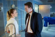 Als Oberstaatsanwalt Sander (Mathias Herrmann) Isabel Frings Leiche in der Rechtsmedizin entdeckt, stellt er Nela Stegmann (Inez Björg David) zur Rede.