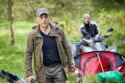 Dams (Robert Dölle) sucht mit seinem Schergen Foxtrot (Markus Berger) nach Peter Neumann und entdeckt das Lager von Semir und Alex.; Dams (Robert Dölle) sucht mit seinem Schergen Foxtrot (Markus Berger) nach Peter Neumann und entdeckt das Lager von Semir und Alex.  +++