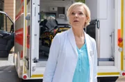Dr. Kathrin Globisch (Andrea Kathrin Loewig) hofft, dass ihr Mann Dr. Roland Heilmann in Sicherheit ist. Doch plötzlich ertönt ein Schuss aus der Sachsenklinik.