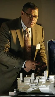 Für Dr. Ray Langston (Laurence Fishburne) beginnt die erste Schicht. Er soll einen vermeintlich harmlosen Einbruch sowie die Ursache eines Brandes mit Todesfolge klären. Dabei macht er interessante Entdeckungen... Für Dr. Ray Langston (Laurence Fishburne) beginnt die erste Schicht. Er soll einen vermeintlich harmlosen Einbruch sowie die Ursache eines Brandes mit Todesfolge klären. Dabei macht er interessante Entdeckungen...