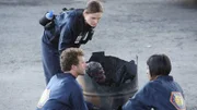 Das Team des Jeffersonians wird zu einem Tatort gerufen, an dem ein Mensch in einer Blechtonne verbrannt wurde. (v.l.) Brennan (Emily Deschanel), Hodgins (T.J. Thyne) und Cam (Tamara Taylor) beratschlagen die weitere Vorgehensweise.