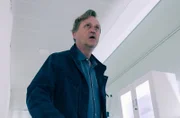 Jürgen Ewerbecks (Patrick von Blume) Tochter Vanessa ist vor einigen Tagen in der Sachsenklinik verstorben. Er sieht in Dr. Ina Schulte, ihrer behandelnden Ärztin, die Schuldige und will sie zur Verantwortung ziehen.