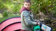 Alex (Vinzenz Kiefer) packt gerade seine Campingutensilien, als er einen Besucher bemerkt...