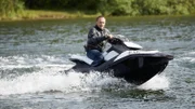 Semir (Erdogan Atalay) nimmt die Verfolgung der Flüchtigen mit einem Jetski auf.