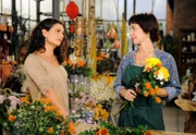 ARD ROTE ROSEN FOLGE 1405, Vera (Sandra Speichert, l.) spielt Merles (Anja Franke, r.) Vermutung herunter, dass Jan mehr für sie empfinden könnte.