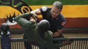 Kelly Severide (Taylor Kinney), Mateo (Stefan Holdbrook, Rückansicht)  Die Verwendung des sendungsbezogenen Materials ist nur mit dem Hinweis und Verlinkung auf TVNOW gestattet.