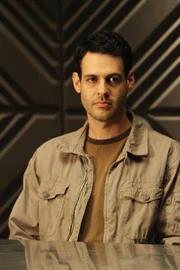 Christopher Pelant (Andrew Leeds) ist derjenige, von das Team des Jeffersonian glaubt, dass er den Mord begangen hat und ihn Brennan in die Schuhe schieben will.