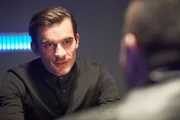 Janus Markov (Hannes Wegener) versucht Semir bei dem Verhör zu provozieren.