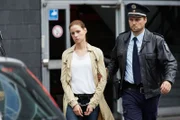 Jenny (Katrin Heuß) wird von einem Beamten (Komparse) abgeführt und Semir kann nichts für sie tun.