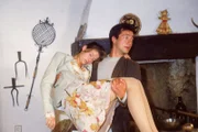 Thomas Merk (Andreas Elsholz) rettet die bewusstlose Nina v. Stahl (Catherine Oborny).