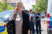 Verwaltungsdirektorin Sarah Marquardt (Alexa Maria Surholt) erfährt am Telefon, wen der Schuss getroffen hat.