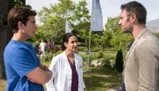 Als Ben bemerkt, dass Frieda von der Intensivstation verschwunden ist, sagt er sofort Dr. Sherbaz und Friedas Vater Holger Bescheid. V.l.n.r. Ben Ahlbeck (Philipp Danne), Dr. Leyla Sherbaz (Sanam Afrashteh), Holger Mahlow (Ben Braun).