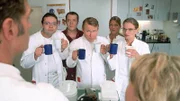 Die Assistensärzte (hinten v.l. Alexander Schottky, Oliver Reinhard, Roland Jankowsky, Nancy Geisler, Kerstin Thielemann) schmeicheln sich bei Dr. Schmidt (Walter Sittler, l.) und Nikola (Mariele Millowitsch, r.) ein: Wer kocht den besten Kaffee?