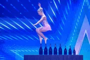 Ashlee Montague aus Amerika präsentiert Ballett und einen Balanceakt auf Spitze über Flaschen. Siebzehnte Staffel, Audition, Casting, AZ 2,   +++ Die Verwendung des sendungsbezogenen Materials ist nur mit dem Hinweis und Verlinkung auf RTL+ gestattet.