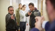 Bei dem Versuch, Nadja (Laura Berlin) und Richie (Ludwig Trepte, 3.v.l.) in Sicherheit zu bringen, stehen Semir (Erdogan Atalay, l.) und Alex (Vinzenz Kiefer, r.) plötzlich dem bewaffneten Sander (Mathias Herrmann, Rückansicht) gegenüber...