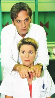 Nikola (Mariele Millowitsch) ist einigermaßen überrascht über Schmidts (Walter Sittler) scheinbaren Sinneswandel.