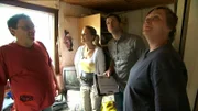 Eva Brenner und Daniel Kraft werden von Franz (li.) und Nicole (re.) durch das Haus geführt.