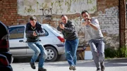 Alex (Vinzenz Kiefer), Semir (Erdogan Atalay) und Boschko (Matthias Weidenhöfer) versuchen ins Versteck der Gangster zu gelangen.