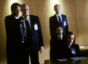 (v.l.n.r.) Fox Mulder (David Duchovny); Skinner (Mitch Pileggi); Dana Scully (Gillian Anderson)