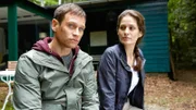 Alex (Vinzenz Kiefer) und die Forstbiologin Pia (Anna Puck) sprechen über das Leben in der Einsamkeit des Waldes und kommen sich dabei näher.