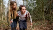 Nadja (Laura Berlin) und Richie (Ludwig Trepte) versuchen vor Sander zu fliehen...