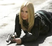 Calleigh (Emily Procter) wird an ihrem freien Tag fast Opfer eines Mordanschlags: Als ein Geländewagen auf sie zurast, kann sie in letzter Sekunde den Fahrer erschießen...