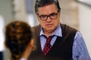 Chicago Med Staffel 3  Folge 9 Er redet ihr gut zu: Rachel DiPillo als Sarah Reese (von hinten), Oliver Platt als Dr. Daniel Charles