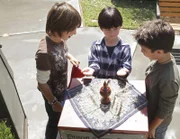Riley (Milo Manheim, l.) und Gus (Aramis Knight, r.) ahnen nicht, dass sich Aiden (Connor Gibbs, M.) bei seinen Zaubertricks den Diensten seiner Geisterfreunde bedient.