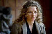 Mandy Novak (Antonia Bill) sagt vor Gericht unerwartet gegen ihre Freundin Doreen aus: Diese habe ihren Mann Leon angegriffen und sei suizidgefährdet.