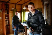 Semir (Erdogan Atalay, l.) und Alex (Vinzenz Kiefer) stürmen die Hütte und finden eine Nachricht von Katja.