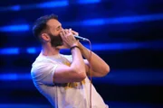 Dan Murphy aus England spielt drei Mundharmonikas mit Loop-Station.