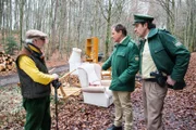 Hubert (Christian Tramitz, 2.v.r.) und Staller (Helmfried von Lüttichau, r.) werden zu einem Fall von illegaler Müllentsorgung gerufen. Ein Rentner (Sandro Di Stefano, l.) zeigt ihnen die Stelle im Wald.