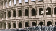 Soldaten marschieren vor dem Kolosseum