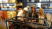 V.l.: Verkäufer, Kandidatin Laura und Shoppingbegleitung Christina. Die Verwendung des sendungsbezogenen Materials ist nur mit dem Hinweis und Verlinkung auf TVNOW gestattet.