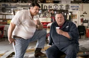 George sen. (Lance Barber, l.); Herschel (Billy Gardell, r.)