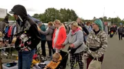 Sandra, Tino und die Kinder sind auf einem Flohmarkt unterwegs